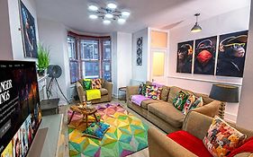 Central 3 - Bedroom Townhouse In Brighton With Parking